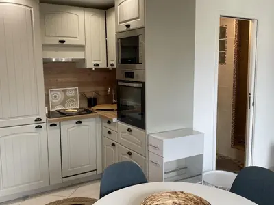 Cuisine ou kitchenette dans l'établissement Cabourg: Appartement 3P à 200m de la plage, 2 chambres, balcon, internet - FR-1-487-277