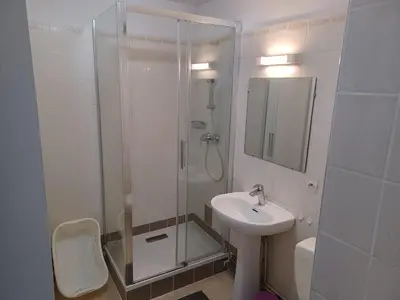 Salle de bains dans l'établissement Appartement 2 pièces avec piscine et parking à Dives-sur-Mer - FR-1-487-294