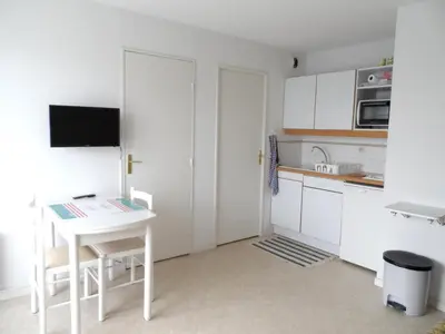 Cuisine ou kitchenette dans l'établissement Appartement 2 pièces avec piscine et parking à Dives-sur-Mer - FR-1-487-294