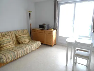 Coin salon dans l'établissement Appartement 2 pièces avec piscine et parking à Dives-sur-Mer - FR-1-487-294