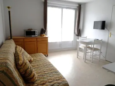 Télévision ou salle de divertissement dans l'établissement Appartement 2 pièces avec piscine et parking à Dives-sur-Mer - FR-1-487-294