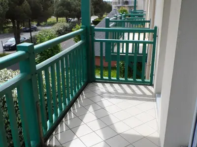 Balcon ou terrasse dans l'établissement Appartement 2 pièces avec piscine et parking à Dives-sur-Mer - FR-1-487-294