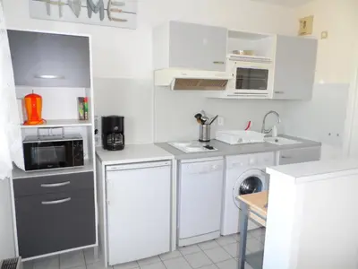 Cuisine ou kitchenette dans l'établissement Cabourg: Appartement 2 pièces proche plage avec piscine et parking - FR-1-487-299