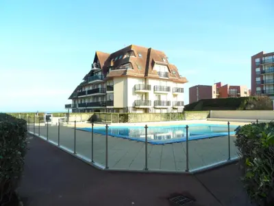 Piscine de l'établissement Cabourg: Appartement 2 pièces proche plage avec piscine et parking - FR-1-487-299 ou située à proximité