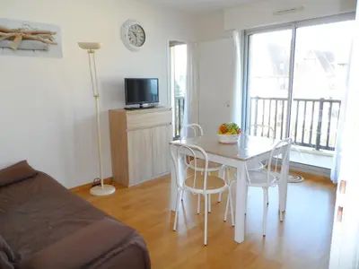 Télévision ou salle de divertissement dans l'établissement Cabourg: Appartement 2 pièces proche plage avec piscine et parking - FR-1-487-299