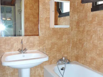 Salle de bains dans l'établissement Charmant Cottage Normand avec Jardin, Proche Hippodrome, Piscine Chauffée et Tennis, Parking Privé - FR-1-487-288
