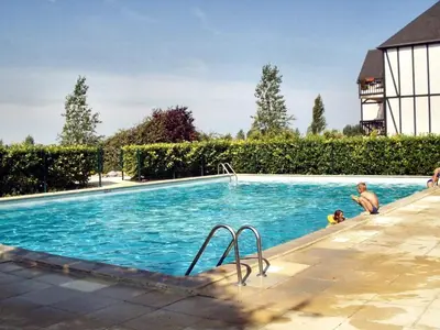 Piscine de l'établissement Charmant Cottage Normand avec Jardin, Proche Hippodrome, Piscine Chauffée et Tennis, Parking Privé - FR-1-487-288 ou située à proximité