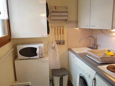 Cuisine ou kitchenette dans l'établissement Appartement 2 pièces à Cabourg - Proche plage et centre-ville, balcon et parking privé - FR-1-487-300