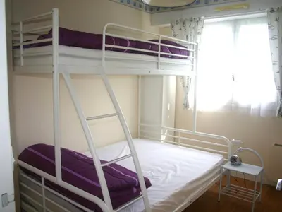 Un ou plusieurs lits dans un hébergement de l'établissement Appartement 2 pièces en front de mer avec balcon, à 70m de la plage de Cabourg - FR-1-487-287