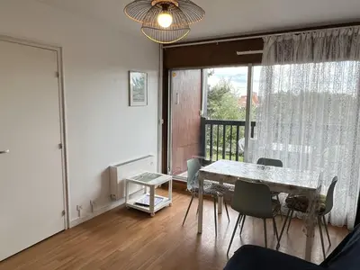 Coin salon dans l'établissement Appartement 2 pièces en front de mer avec balcon, à 70m de la plage de Cabourg - FR-1-487-287