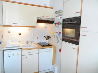 Cuisine ou kitchenette dans l'établissement Charmant T2 avec Balcon, à 2 Pas de l'Hippodrome de Cabourg, Parking Privatif - FR-1-487-290