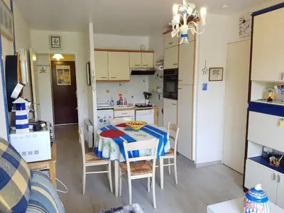 Cuisine ou kitchenette dans l'établissement Charmant T2 avec Balcon, à 2 Pas de l'Hippodrome de Cabourg, Parking Privatif - FR-1-487-290