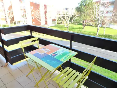 Balcon ou terrasse dans l'établissement Charmant T2 avec Balcon, à 2 Pas de l'Hippodrome de Cabourg, Parking Privatif - FR-1-487-290