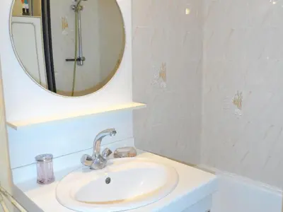 Salle de bains dans l'établissement Charmant T2 avec Balcon, à 2 Pas de l'Hippodrome de Cabourg, Parking Privatif - FR-1-487-290