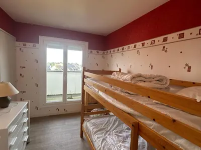 Un ou plusieurs lits dans un hébergement de l'établissement Appartement 3 pièces à Cabourg, 300m de la plage, 6 pers, balcons, parking, animaux acceptés - FR-1-487-296
