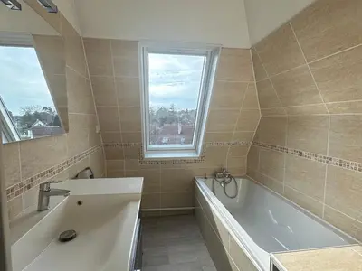 Salle de bains dans l'établissement Appartement 3 pièces à Cabourg, 300m de la plage, 6 pers, balcons, parking, animaux acceptés - FR-1-487-296