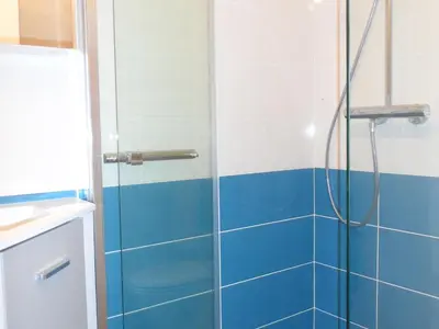 Salle de bains dans l'établissement Cabourg : Appartement moderne 4/5 pièces, accès plage, 8 pers, jardin et terrasse, parking, WIFI - FR-1-487-304