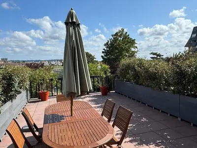 Balcon ou terrasse dans l'établissement Cabourg : Appartement moderne 4/5 pièces, accès plage, 8 pers, jardin et terrasse, parking, WIFI - FR-1-487-304