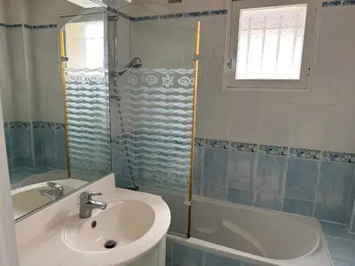 Salle de bains dans l'établissement Appartement Varaville: Face à la mer avec loggia et parking privé, 4 pers. - FR-1-487-306