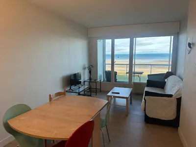 Coin salon dans l'établissement Appartement Varaville: Face à la mer avec loggia et parking privé, 4 pers. - FR-1-487-306
