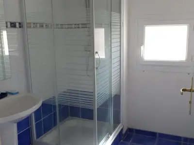 Salle de bains dans l'établissement Cottage 3 pièces à Dives-sur-Mer, jardin privé, proche Port Guillaume, piscine, animaux acceptés - FR-1-487-301