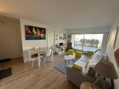Télévision ou salle de divertissement dans l'établissement Appartement 3 pièces avec jardinet, 6 personnes, internet, proche Grand Hôtel de Cabourg - FR-1-487-308
