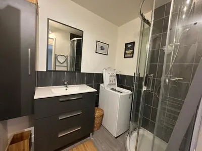 Salle de bains dans l'établissement Appartement 3 pièces avec jardinet, 6 personnes, internet, proche Grand Hôtel de Cabourg - FR-1-487-308