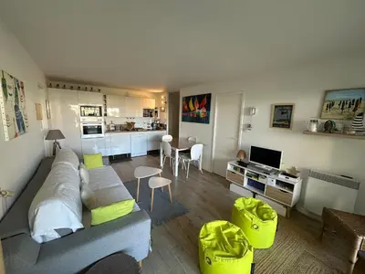 Télévision ou salle de divertissement dans l'établissement Appartement 3 pièces avec jardinet, 6 personnes, internet, proche Grand Hôtel de Cabourg - FR-1-487-308