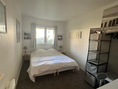 Un ou plusieurs lits dans un hébergement de l'établissement Appartement 3 pièces avec jardinet, 6 personnes, internet, proche Grand Hôtel de Cabourg - FR-1-487-308
