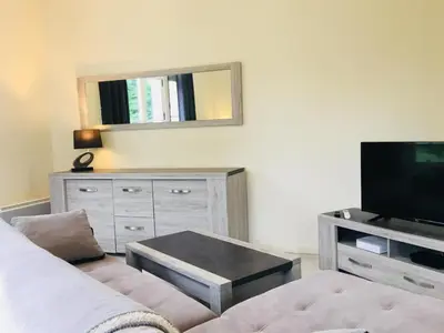 Télévision ou salle de divertissement dans l'établissement Appartement rénové en rez-de-jardin, proche centre, 2 pièces, 4 pers., équipements modernes, Cabourg - FR-1-487-309