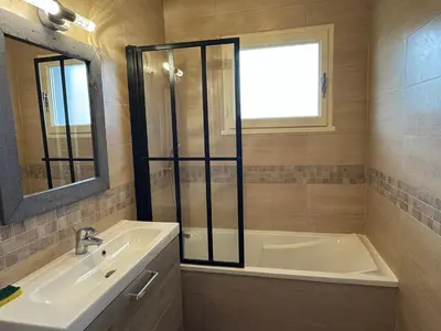 Salle de bains dans l'établissement Appartement 2P, vue mer, animaux acceptés, parking - FR-1-487-302