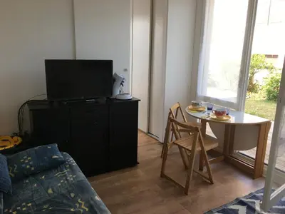 Télévision ou salle de divertissement dans l'établissement Appartement 2 pièces avec terrasse près de la plage - Merville-Franceville - FR-1-487-311
