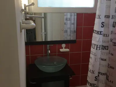 Salle de bains dans l'établissement Appartement 2 pièces avec terrasse près de la plage - Merville-Franceville - FR-1-487-311