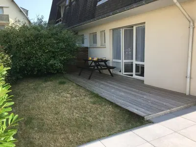 Jardin de l'établissement Appartement 2 pièces avec terrasse près de la plage - Merville-Franceville - FR-1-487-311