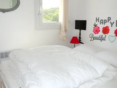Un ou plusieurs lits dans un hébergement de l'établissement CABOURG - Appartement 3 pièces proche plage avec piscine et tennis - FR-1-487-303