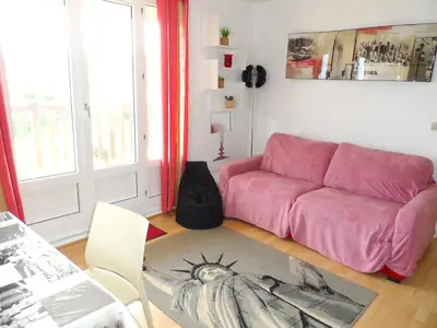Coin salon dans l'établissement CABOURG - Appartement 3 pièces proche plage avec piscine et tennis - FR-1-487-303
