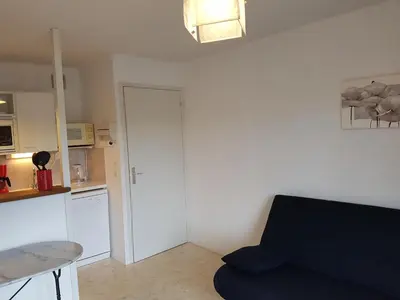Cuisine ou kitchenette dans l'établissement Charmant T2 à Cabourg, proche plage et centre-ville, balcon et parking gratuit - FR-1-487-312