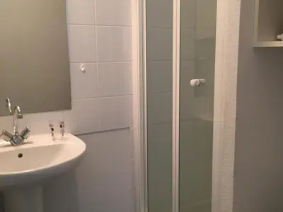 Salle de bains dans l'établissement Cabourg: Appartement bord de mer, balcon, internet, parking - FR-1-487-313