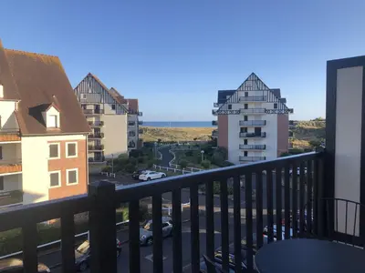 Balcon ou terrasse dans l'établissement Cabourg: Appartement bord de mer, balcon, internet, parking - FR-1-487-313