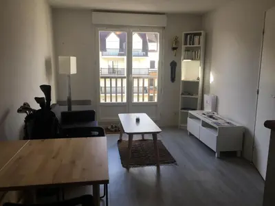 Coin salon dans l'établissement Cabourg: Appartement bord de mer, balcon, internet, parking - FR-1-487-313