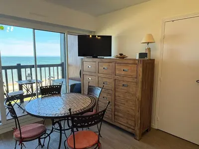 Télévision ou salle de divertissement dans l'établissement Studio en bord de mer avec balcon et vue imprenable, accès direct plage - FR-1-487-317
