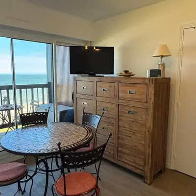 Studio en bord de mer avec balcon et vue imprenable