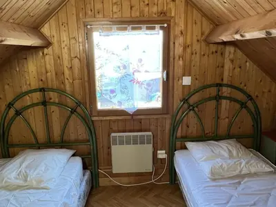 Un ou plusieurs lits dans un hébergement de l'établissement Chalet 4 pièces à Cabourg avec jardin, proche piscine et tennis, idéal pour familles, 6 pers. max - FR-1-487-325