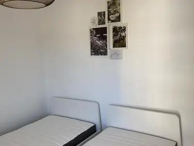 Un ou plusieurs lits dans un hébergement de l'établissement Charmant 2 pièces avec parking et ascenseur, proche centre-ville de Cabourg - FR-1-487-323