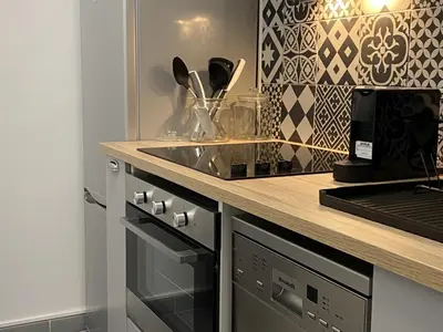 Cuisine ou kitchenette dans l'établissement Charmant 2 pièces avec parking et ascenseur, proche centre-ville de Cabourg - FR-1-487-323