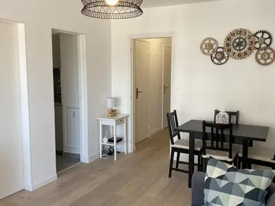 Coin salon dans l'établissement Charmant 2 pièces avec parking et ascenseur, proche centre-ville de Cabourg - FR-1-487-323