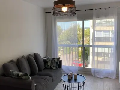 Coin salon dans l'établissement Charmant 2 pièces avec parking et ascenseur, proche centre-ville de Cabourg - FR-1-487-323