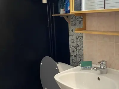 Salle de bains dans l'établissement Appartement 2 Pièces à Cabourg, Proche Plage et Thalasso, Balcon, Wifi, 4 Pers - FR-1-487-315