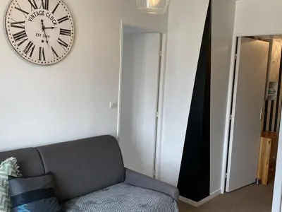 Coin salon dans l'établissement Appartement 2 Pièces à Cabourg, Proche Plage et Thalasso, Balcon, Wifi, 4 Pers - FR-1-487-315