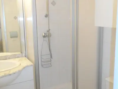 Salle de bains dans l'établissement Grand studio en hyper-centre de Cabourg avec balcon, proche plage, parking, et prestations disponibles - FR-1-487-327